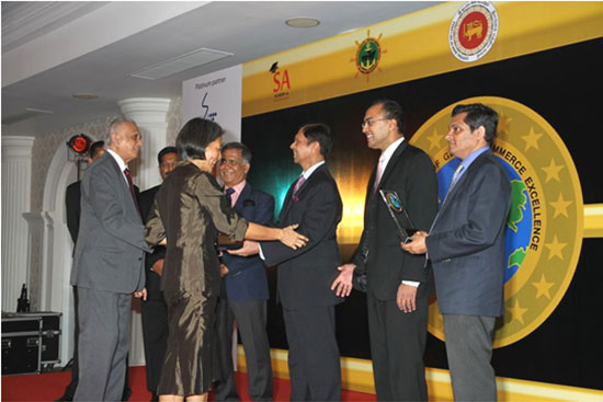 Director Overseas Realty, Mildred Ong and Deputy Chairman Overseas Realty, H. Z. Cassim receiving the award from Governor Central Bank, Ajith N. Cabraal, looked on by BOI Chairman/Director General M M C Ferdinando and IMF Representative in Colombo, Koshy Matha